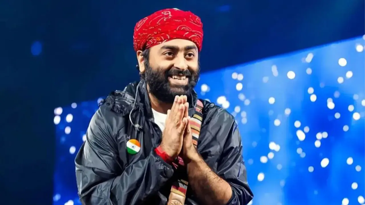 নারী শ্রোতাকে গলা ধরে ধাক্কা, ক্ষমা চাইলেন অরিজিৎ