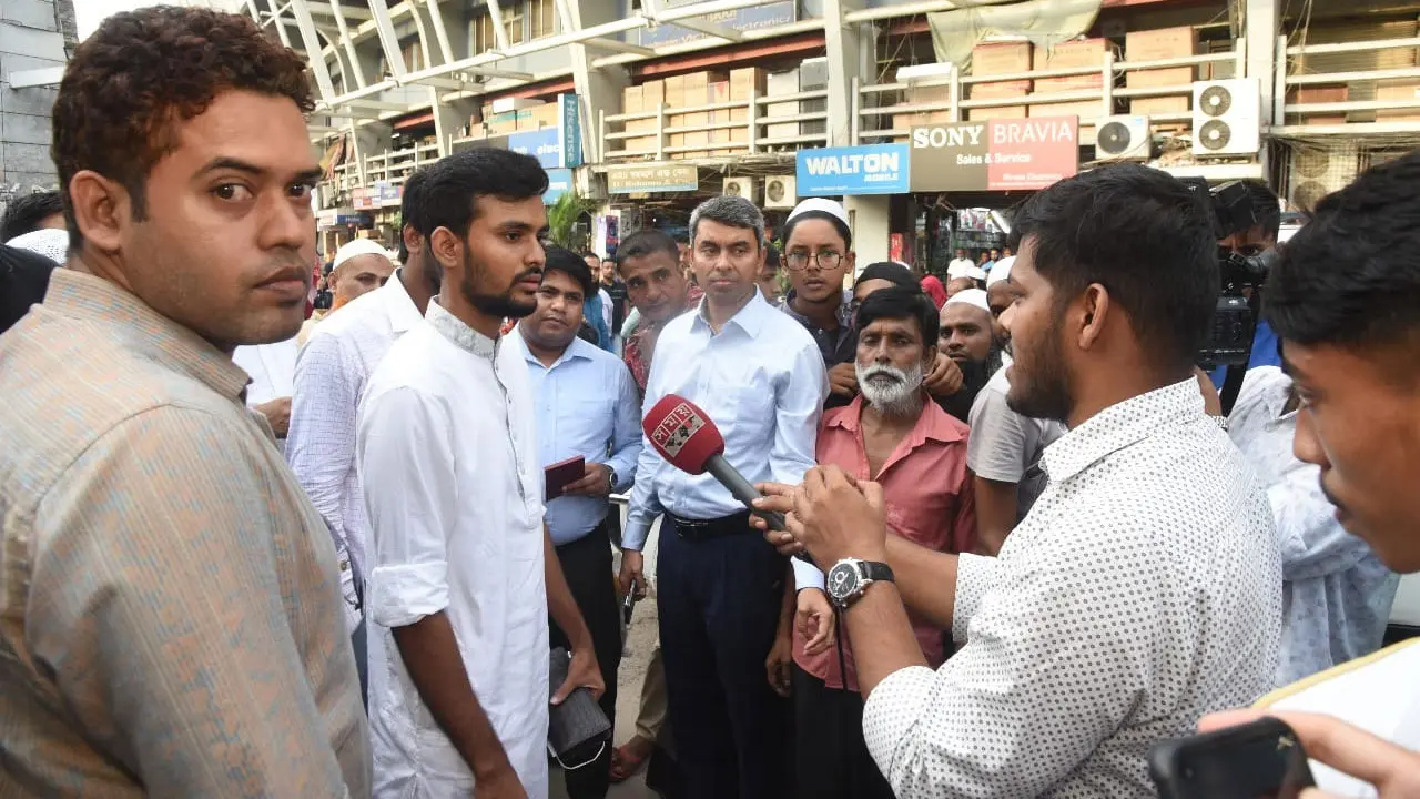হঠাৎ স্টেডিয়াম এলাকার দোকান পরির্দশনে ক্রীড়া উপদেষ্টা
