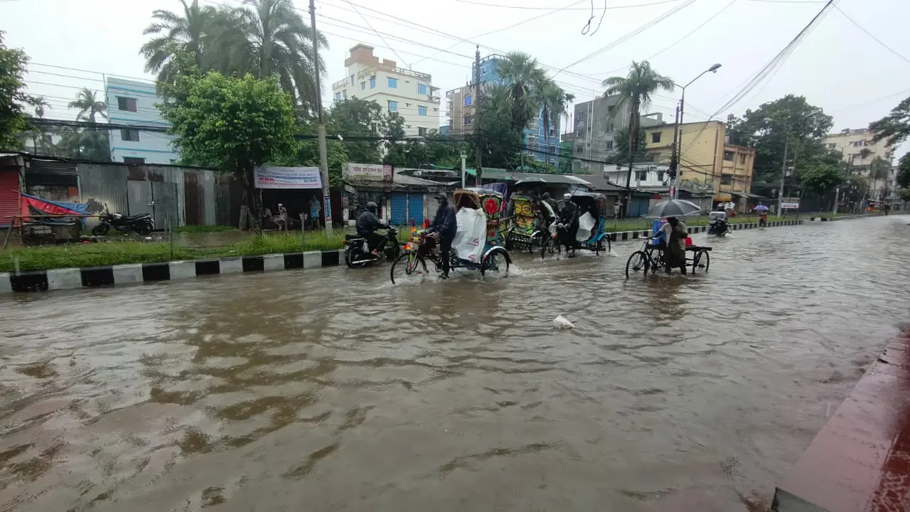 মানবসৃষ্ট জলাবদ্ধতায় ডুবছে বরিশাল