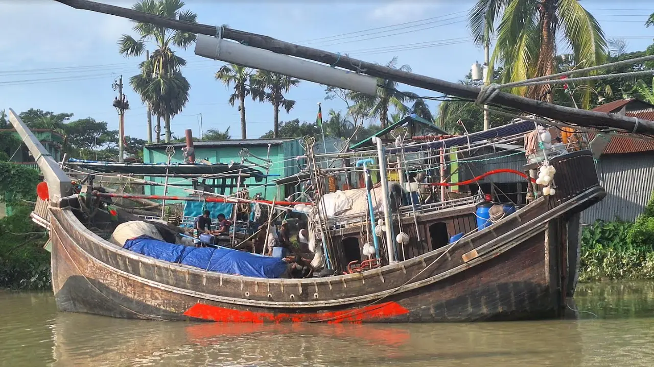 উত্তাল সাগর, এখনো ঘাটে ফেরেনি ৩০টি মাছ ধরার ট্রলার