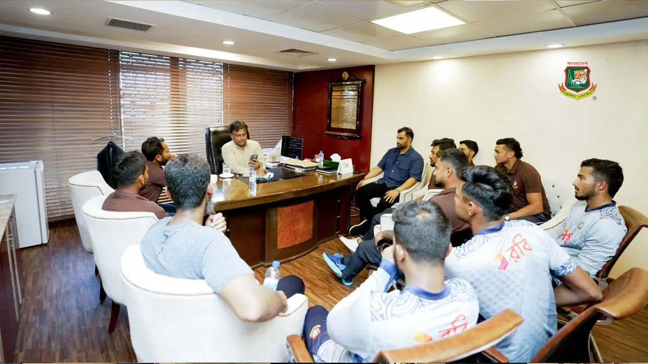 বোর্ড সভাপতি ফারুকের সঙ্গে বৈঠক ক্রিকেটারদের, ছিলেন তামিমও