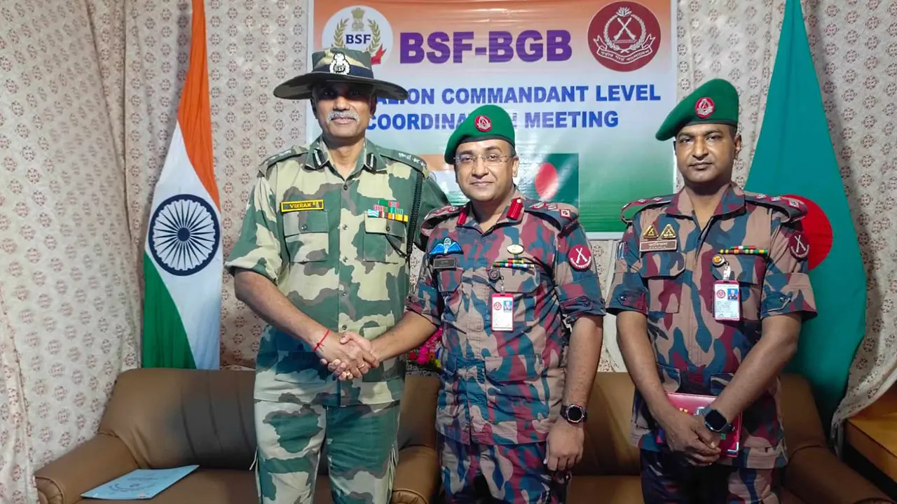 কুষ্টিয়া সীমান্তে বিজিবি-বিএসএফ কমান্ডার পর্যায়ে সৌজন্য সাক্ষাৎ