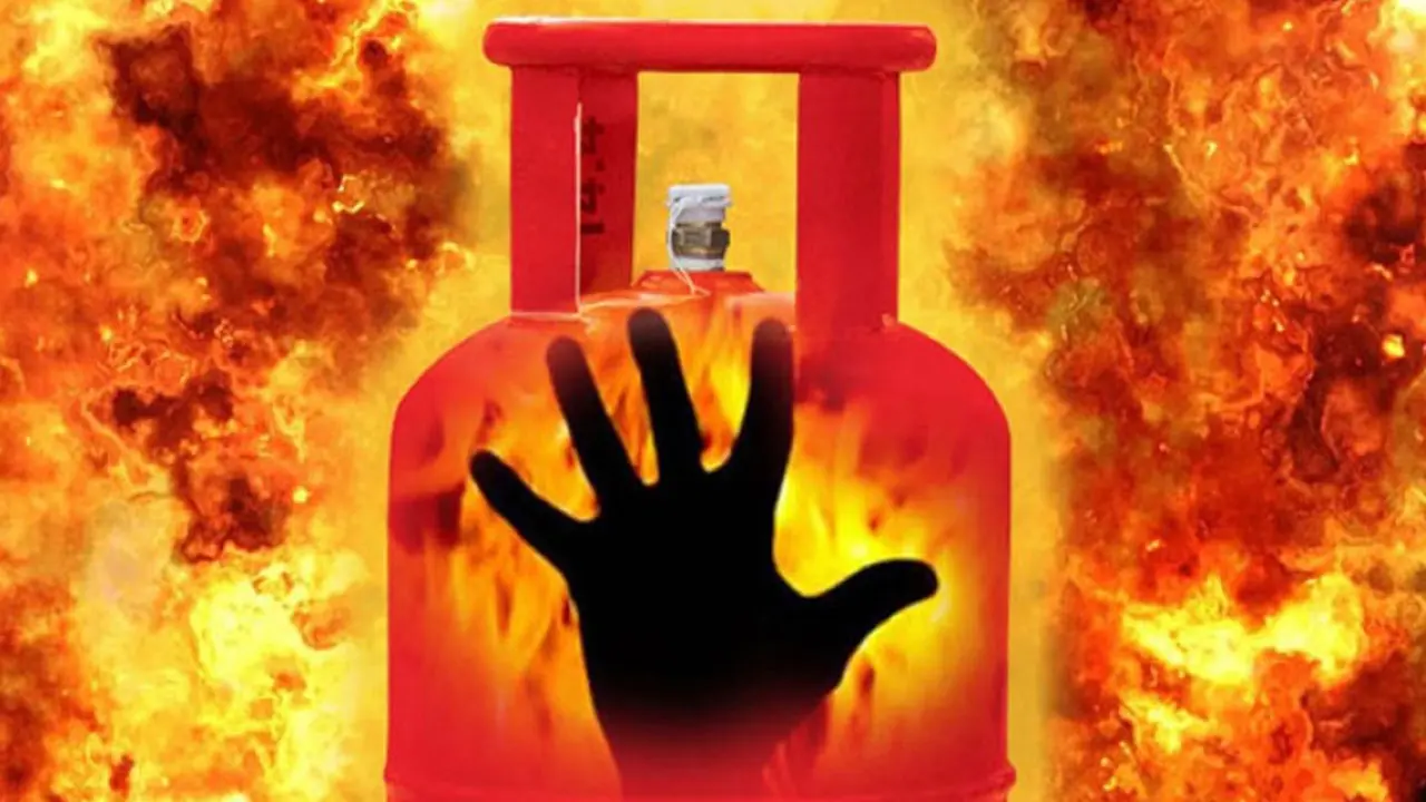 পলাশে গ্যাস সিলিন্ডার বিস্ফোরণ, মা ও ছেলে দগ্ধ