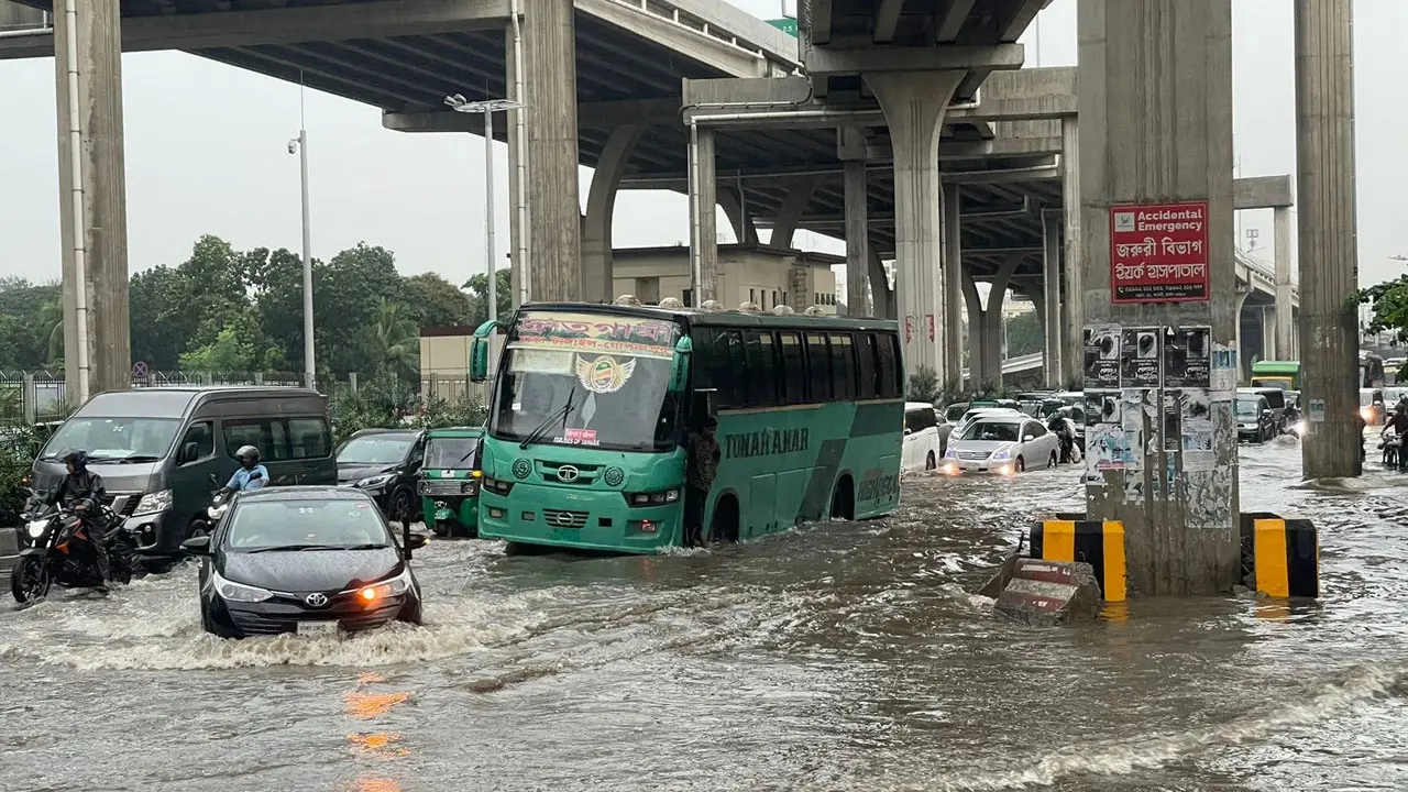 সাতসকালে ঢাকায় মুষলধারে বৃষ্টি-বজ্রপাত