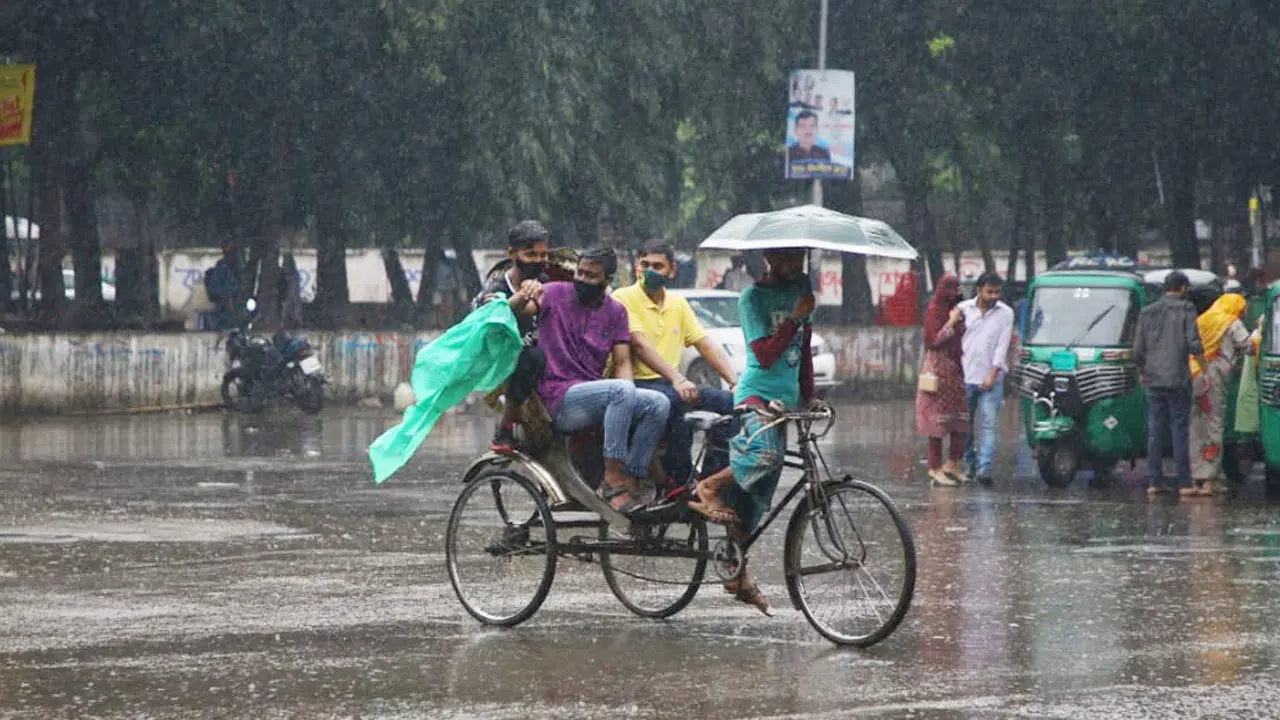 বৃষ্টির কারণে তাপমাত্রা কমবে ৩ ডিগ্রি 