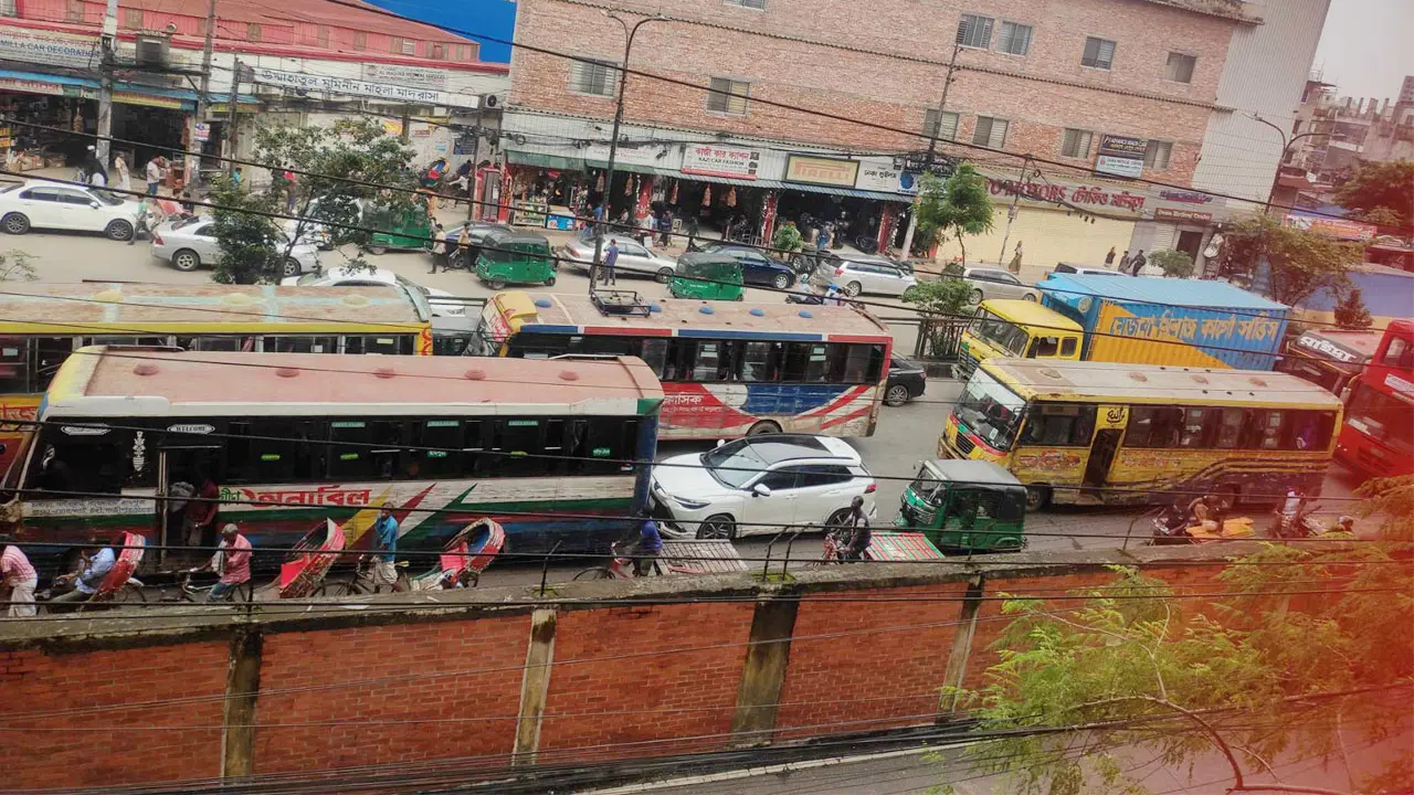 যানচলাচল স্থবির, ২০ মিনিটের পথ পেরোতে লাগছে দেড় ঘণ্টা