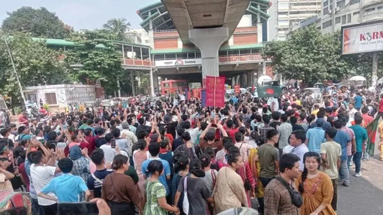 দীঘিনালায় সংঘাত : শাহবাগ মোড় অবরোধ করে বিক্ষোভ