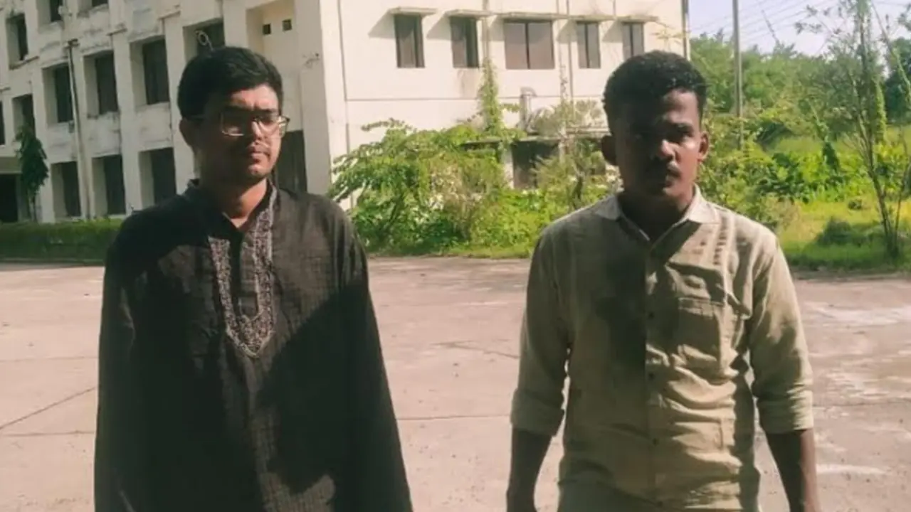 শিক্ষার্থীদের স্লোগানের তোপে ক্যাম্পাস ছাড়লেন ২ ছাত্রলীগ নেতা