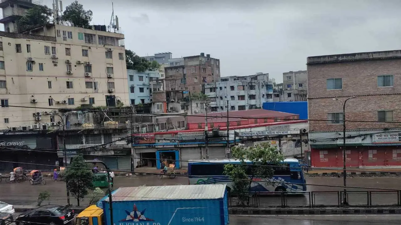 ঢাকায় রাতভর বৃষ্টি, চলবে আজও