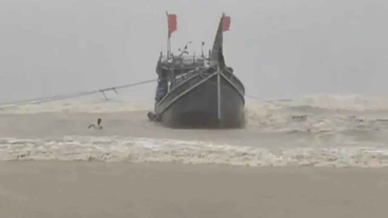 বঙ্গোপসাগরে ট্রলারডুবিতে এক জেলে নিহত, নিখোঁজ ৩  