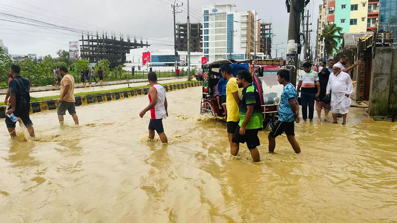 পানির নিচে কক্সবাজার শহর, জনভোগান্তি চরমে