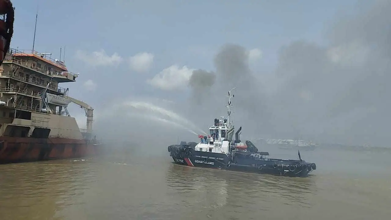 জাহাজে অগ্নিকাণ্ডে নিহত বেড়ে ৩, যা জানাল বিএসসি