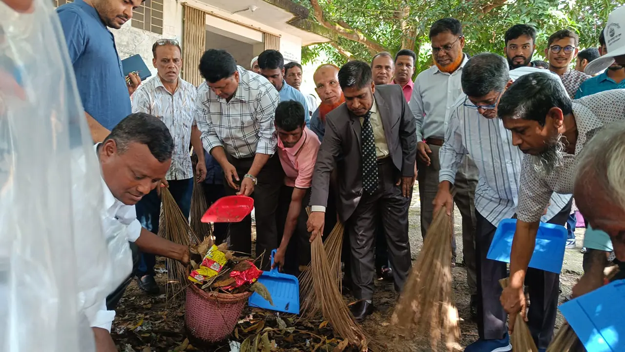 শিক্ষার্থীদের সঙ্গে ক্যাম্পাস পরিচ্ছন্নতায় অংশ নিলেন চবি উপাচার্য