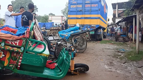 দিনাজপুরে দাঁড়িয়ে থাকা ভ্যানে ট্রাকের ধাক্কায় দুইজন নিহত, আহত ৩