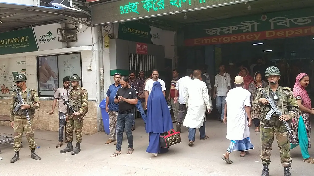 ঢামেকে নিরাপত্তায় সেনাবাহিনী-পুলিশ-র্যাব মোতায়েন