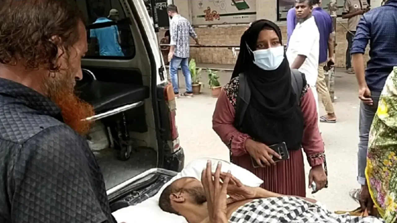 ঢামেকে চিকিৎসকদের কমপ্লিট শাটডাউন, ভোগান্তিতে রোগী-স্বজনরা