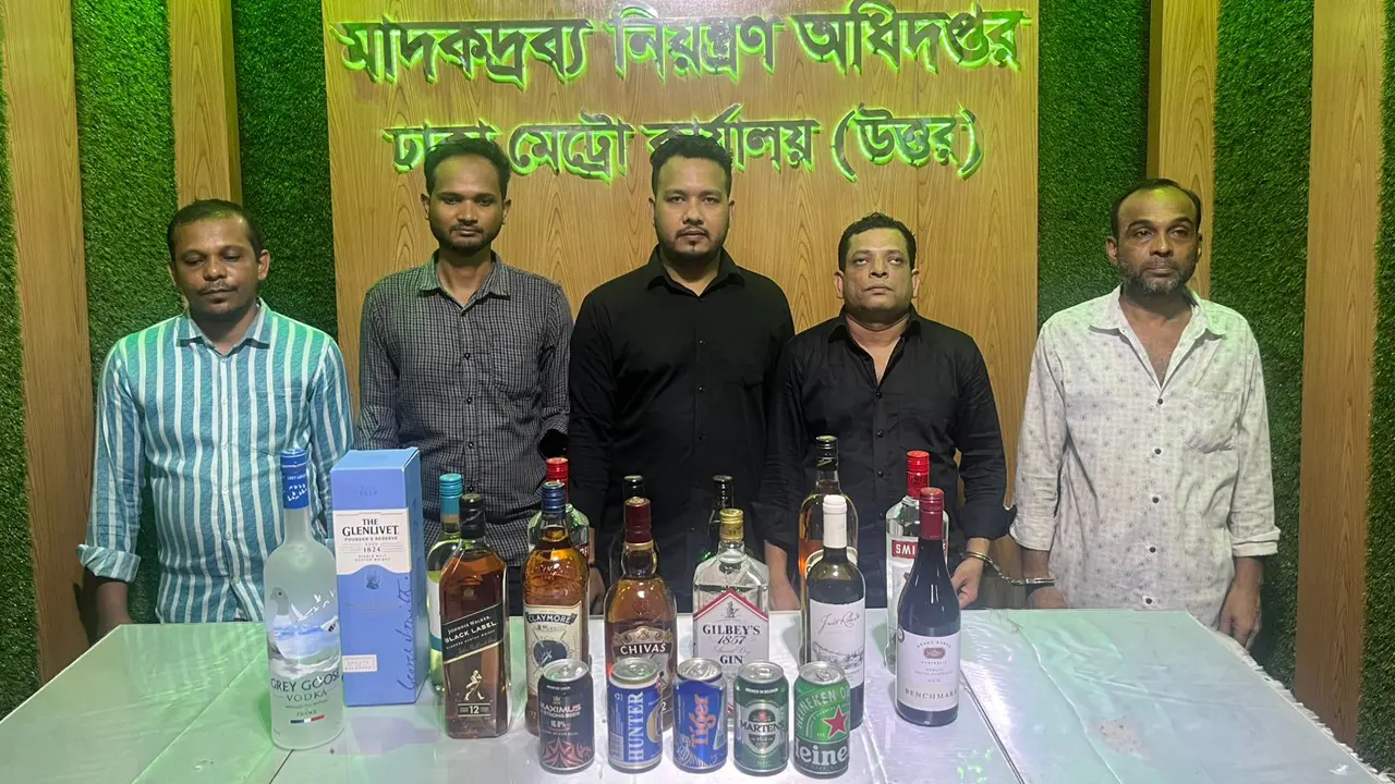বনানীর সুইট ড্রিম হোটেলে মিলল ৯৮৪ বোতল বিদেশি মদ