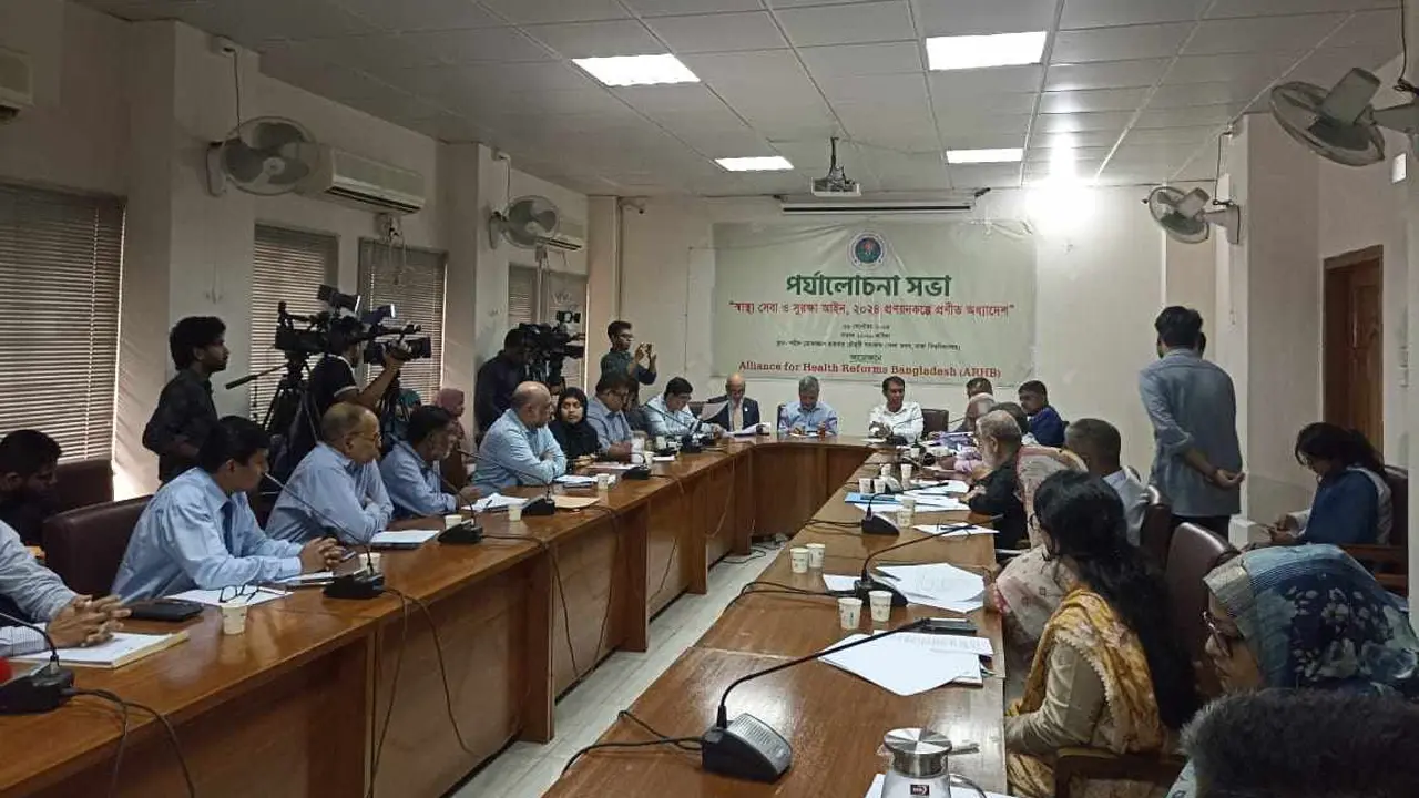 ‘জটিলতায়’ ভরপুর স্বাস্থ্য সুরক্ষা আইনের খসড়া, আগে সংস্কার দাবি