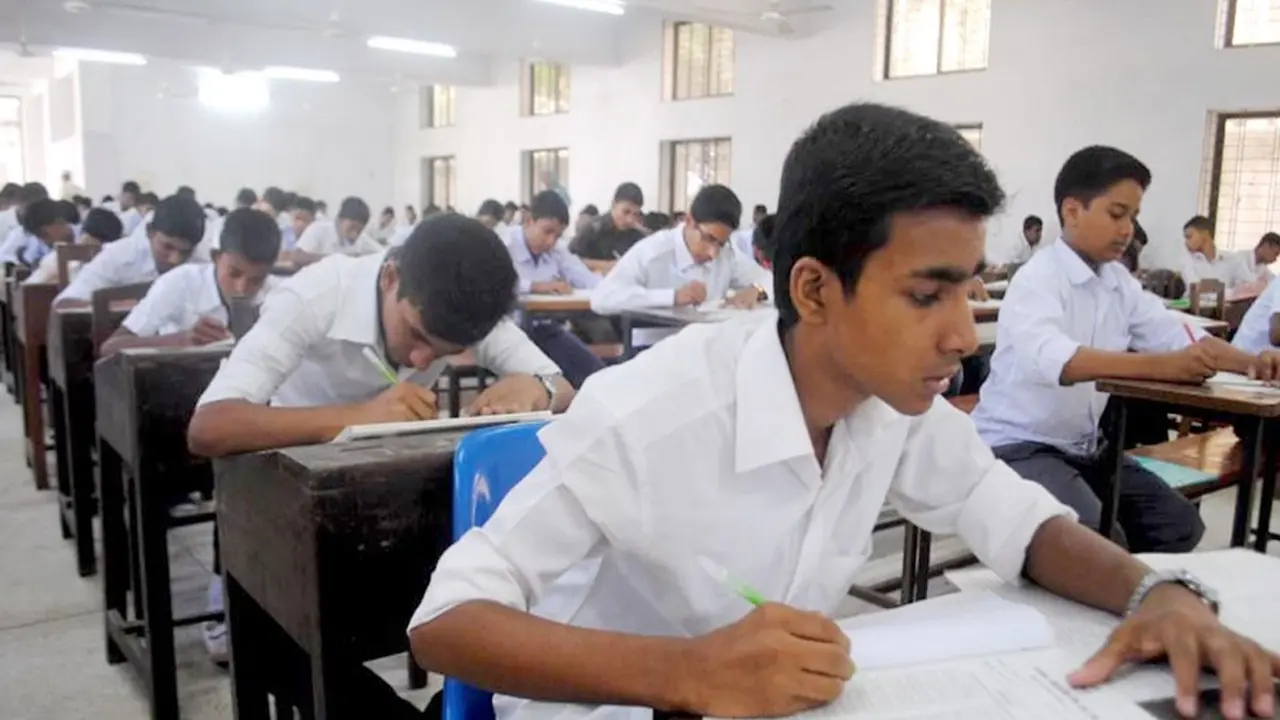 স্কুলে ফিরছে বার্ষিক পরীক্ষা