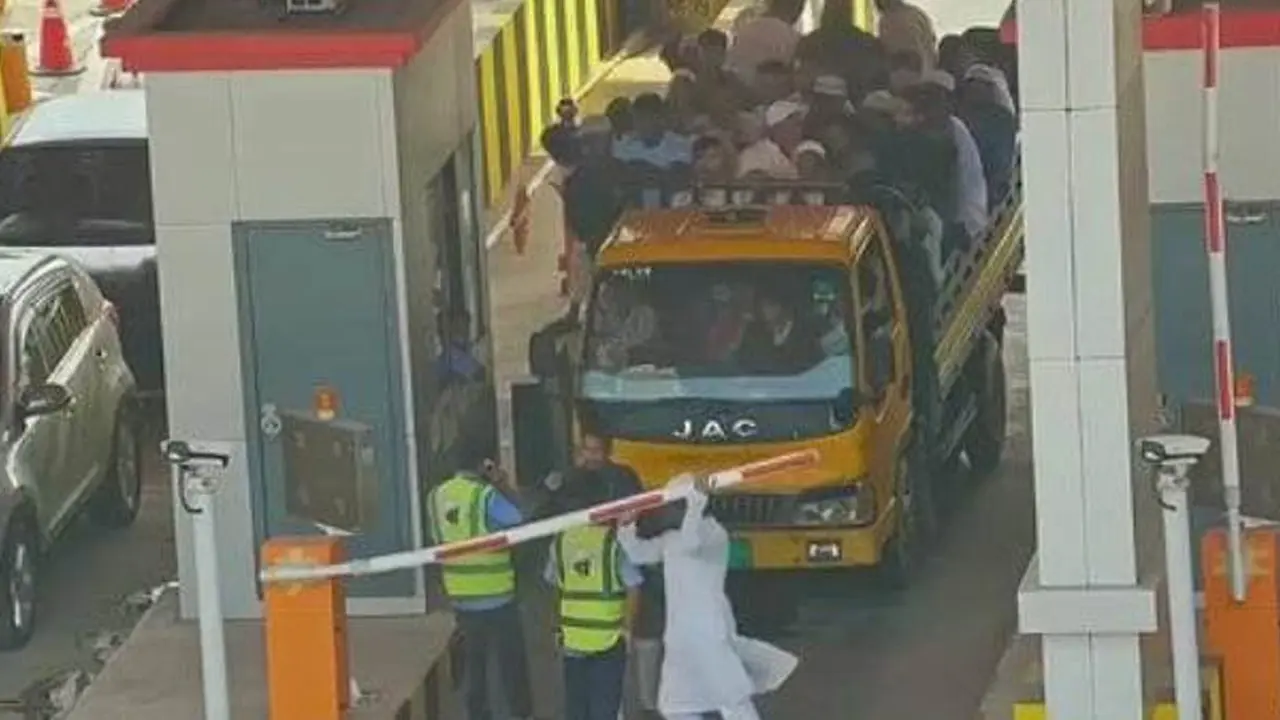 টোল প্লাজার ব্যারিয়ার ভেঙে এলিভেটেড এক্সপ্রেসওয়ে পাড়ি দিল পিকআপ