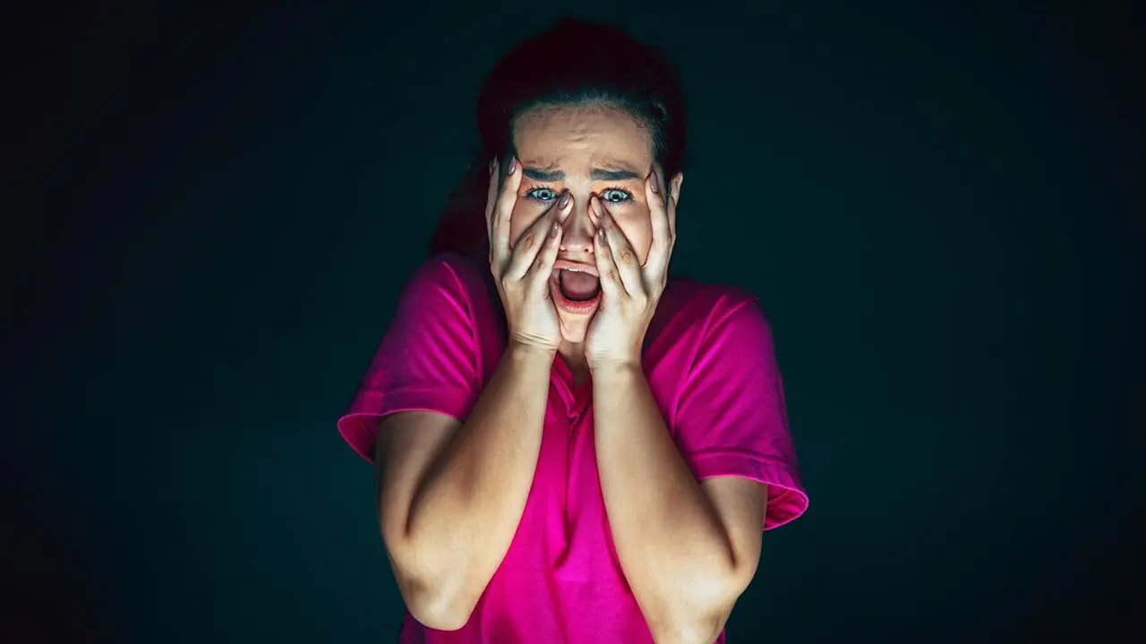 সুখে থাকতে ভয় পান? জেনে নিন কারণ