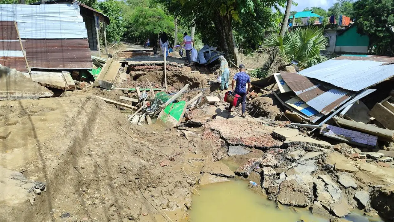 এক সড়কেই ১৭ ভাঙন