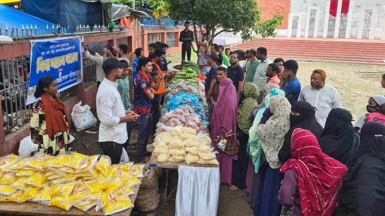 ফেনীতে স্বেচ্ছাসেবকদের ‘বিনা লাভের বাজার’