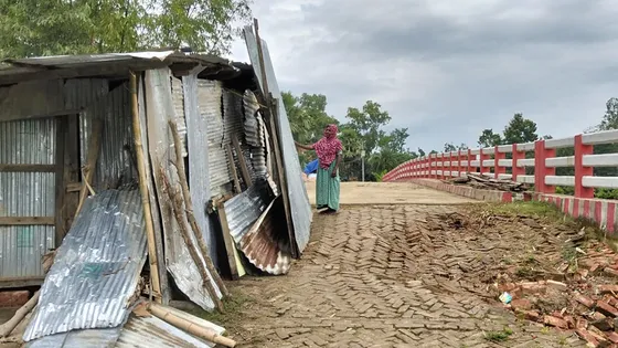 বন্যায় ঘর হারিয়ে ২২ দিন ধরে ব্রিজের ওপর থাকছেন ফখরের নেছা