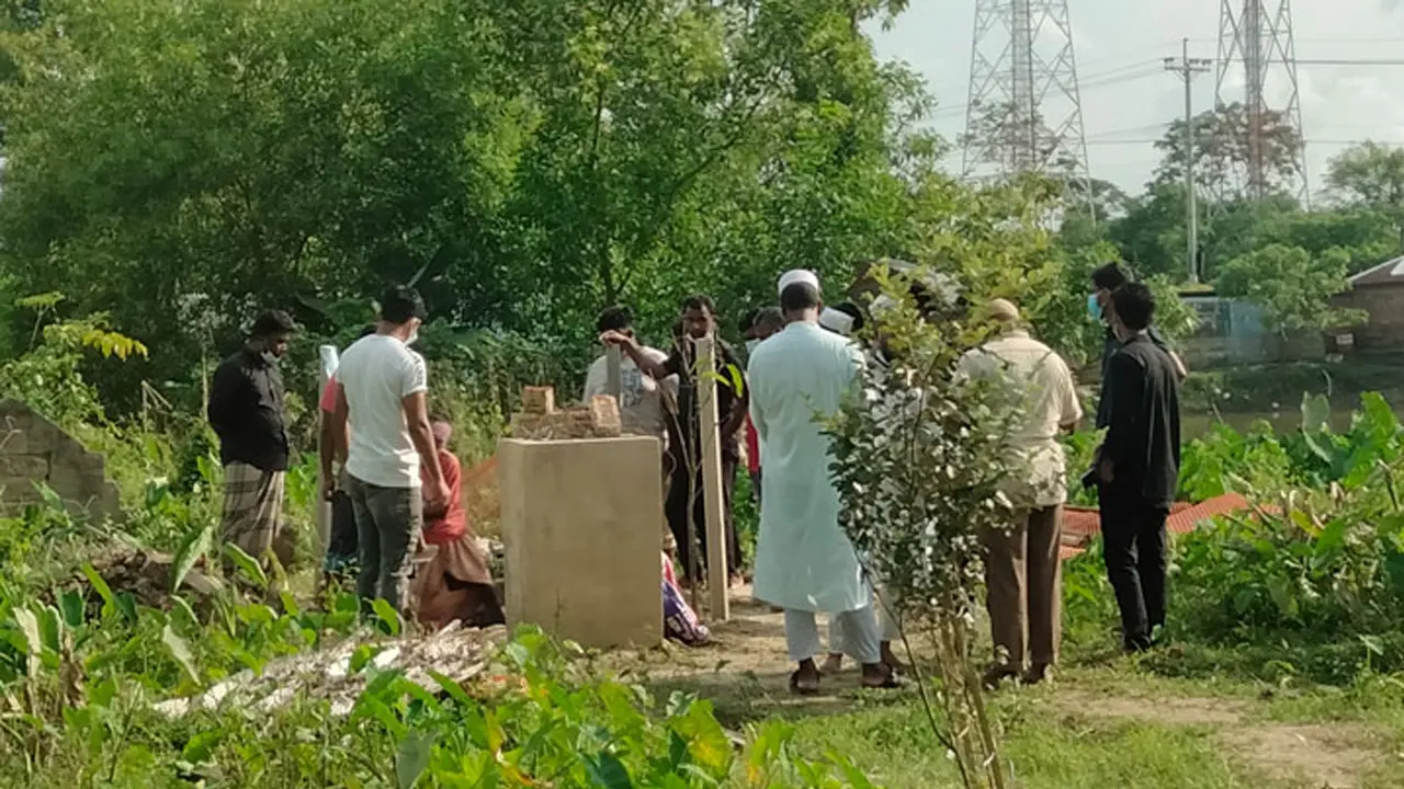 দাফনের ৩৭ দিন পর তোলা হলো শহীদ শ্রাবণ-ছাইদুলের মরদেহ