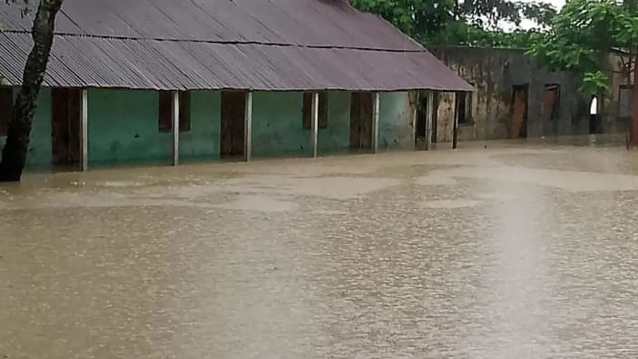 বন্যায় বিপর্যস্ত ফেনীর ৯২০ শিক্ষাপ্রতিষ্ঠানে পাঠদান বন্ধ