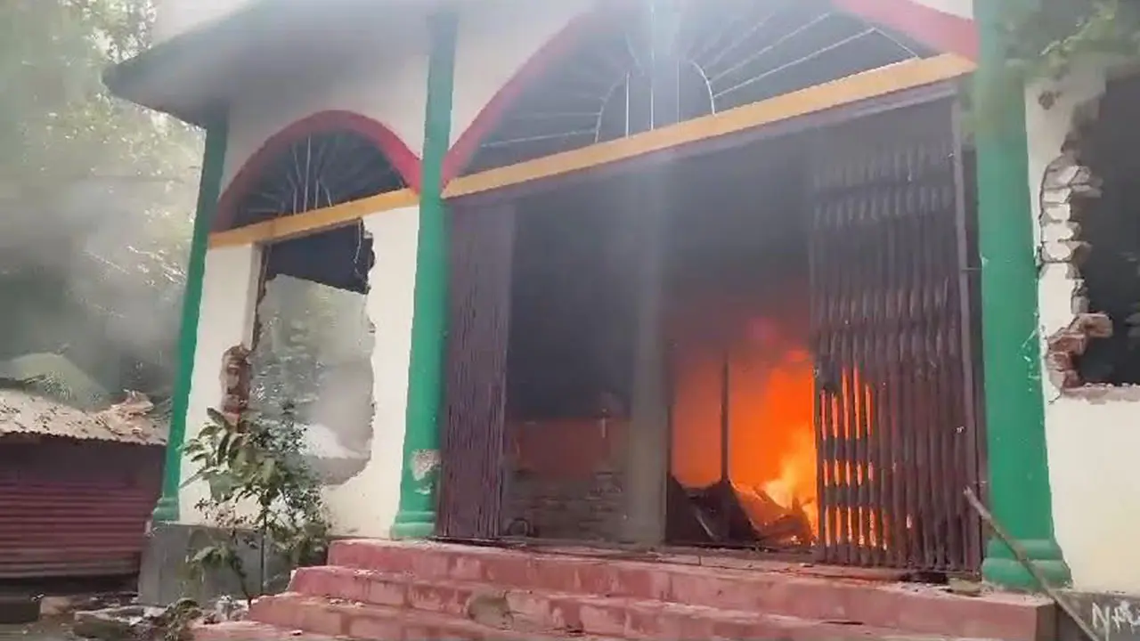 ভাঙচুর শেষে আরশেদ পাগলার মাজারে অগ্নিসংযোগ