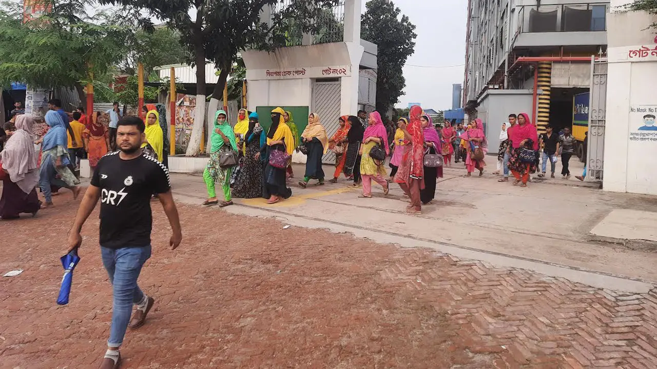 পোশাক কারখানায় ফিরেছে কর্মচঞ্চলতা, পুলিশ-সেনাবাহিনীর টহল  