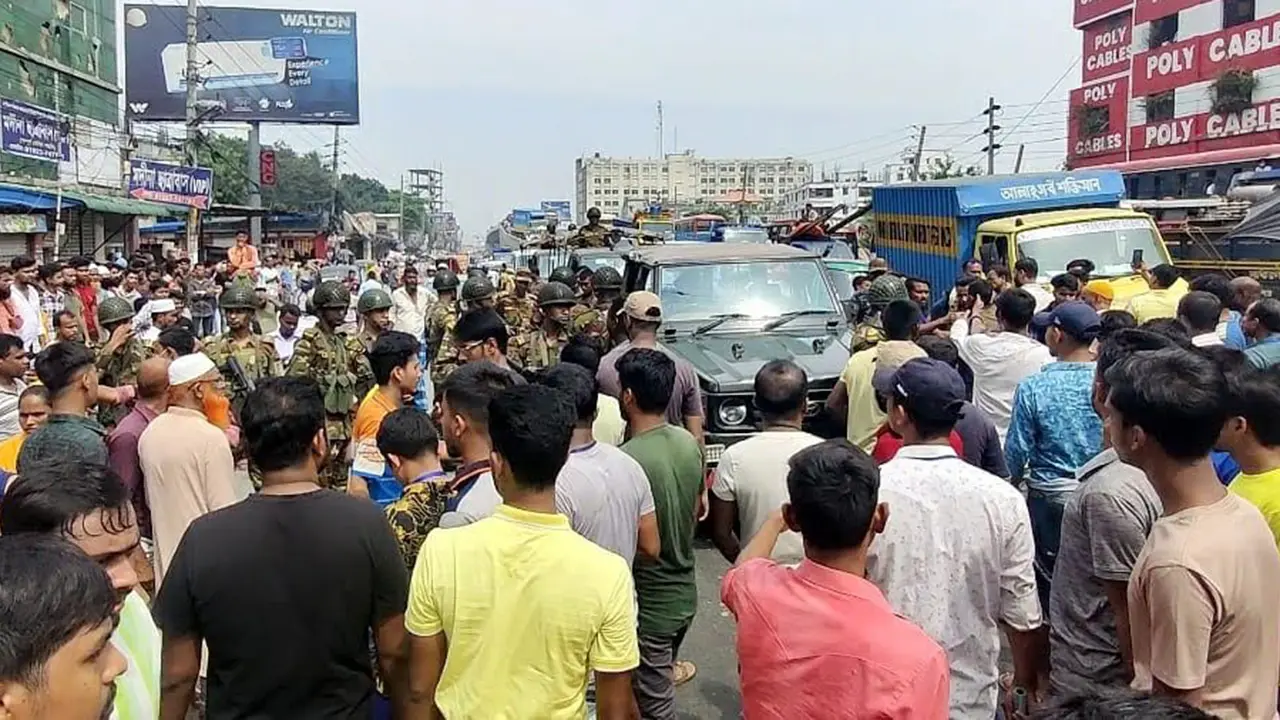 বেতন বৃদ্ধির দাবিতে ফের উত্তাল আশুলিয়া, ৫১ কারখানা বন্ধ  