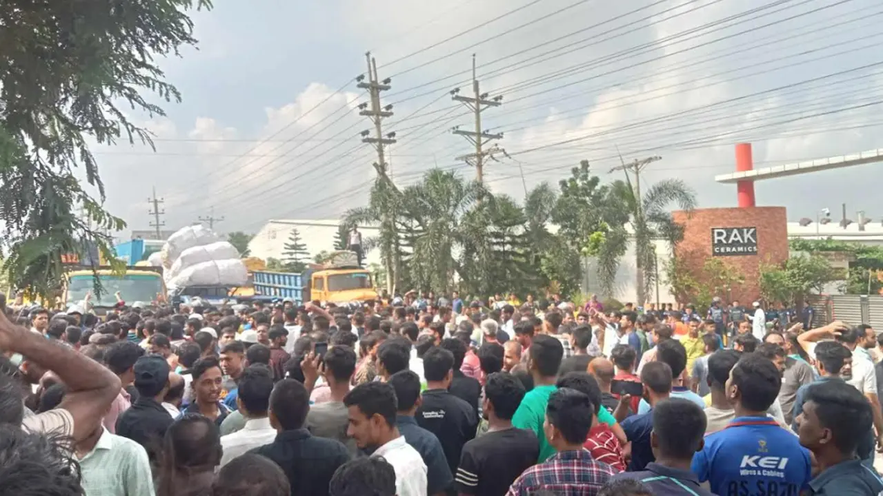 গাজীপুরের বিভিন্ন সড়কে শ্রমিকদের বিক্ষোভ