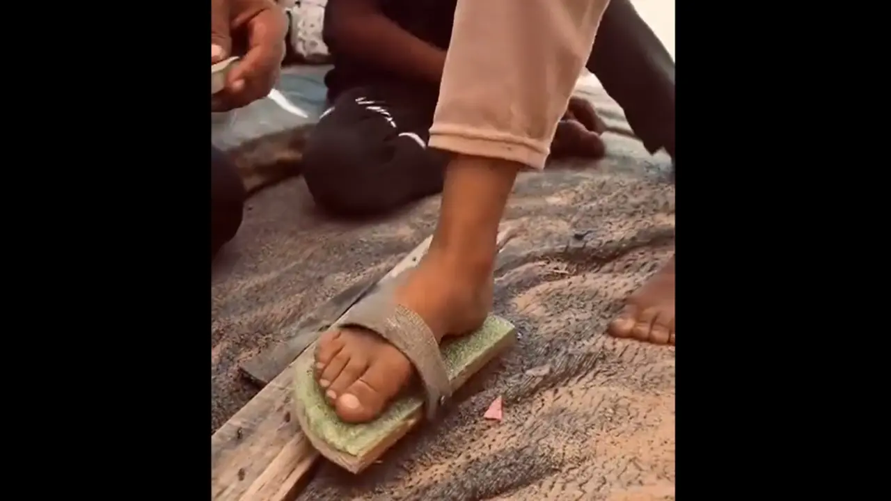 কাঠ দিয়ে জুতা বানিয়ে পরছেন গাজার মানুষ (ভিডিও)