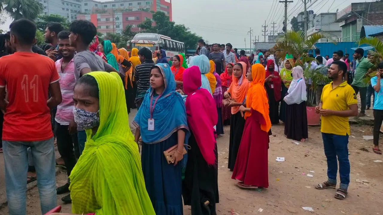 গাজীপুরে ১২ দফা দাবিতে কারখানা শ্রমিকদের বিক্ষোভ