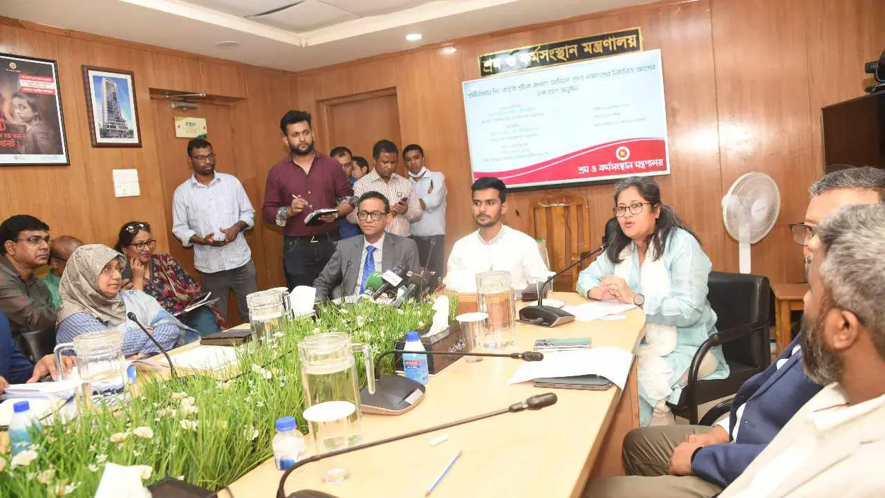 শ্রমিক কল্যাণ তহবিলে ২৪ কোটি টাকা দিলো গ্রামীণফোন
