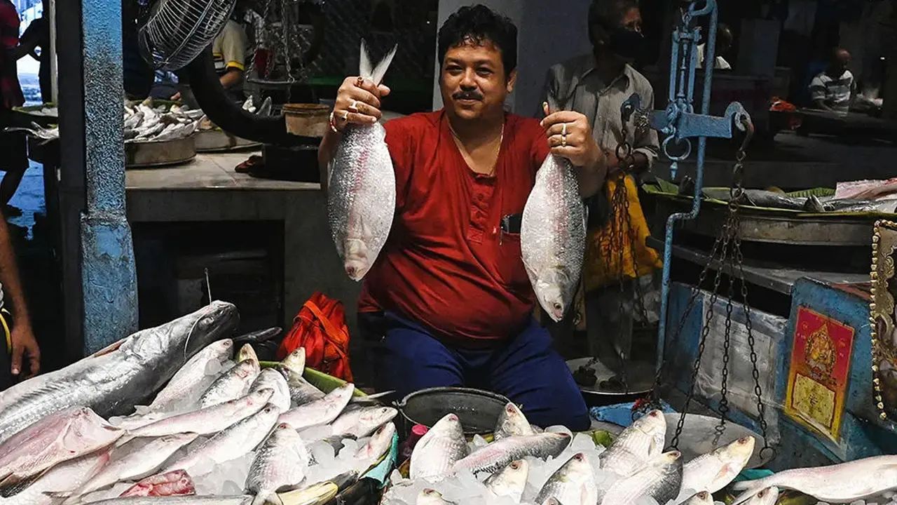 দাম শুনে ইলিশে হাত দিতে ‘ভয়’ ভারতীয় ক্রেতাদের