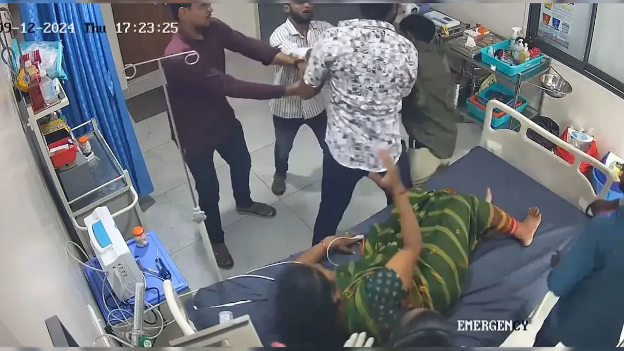 ভিডিও : হাসপাতালেই ডাক্তারকে উত্তম-মধ্যম, কী খুলতে বলেছিলেন তিনি?