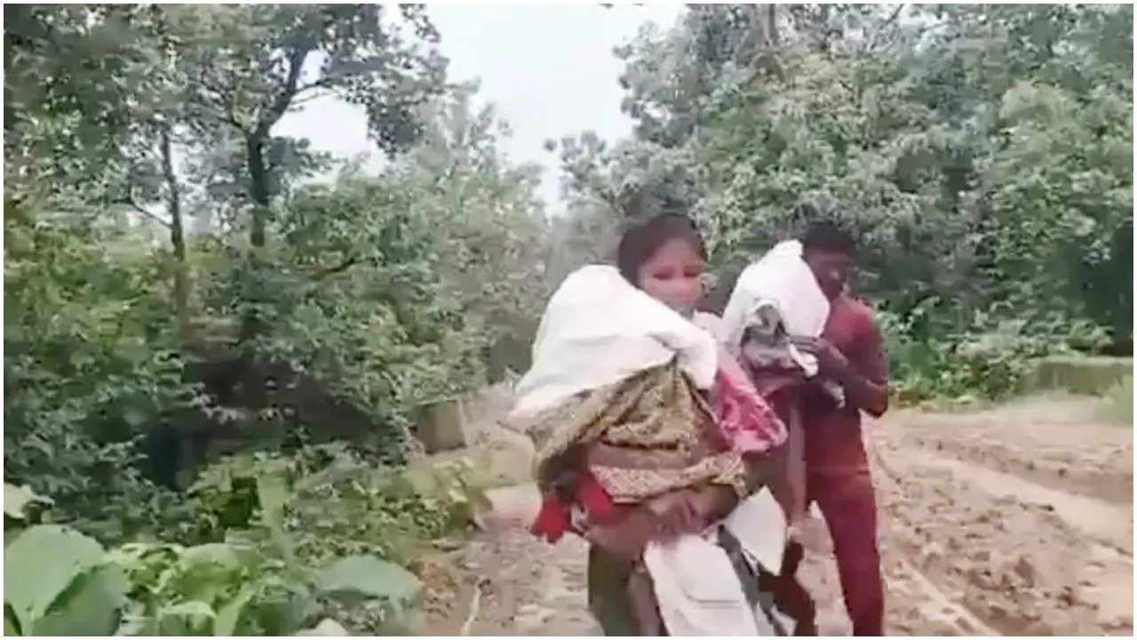অ্যাম্বুলেন্স না পেয়ে দুই ছেলের লাশ কাঁধে ১৫ কিমি হাঁটলেন বাবা-মা