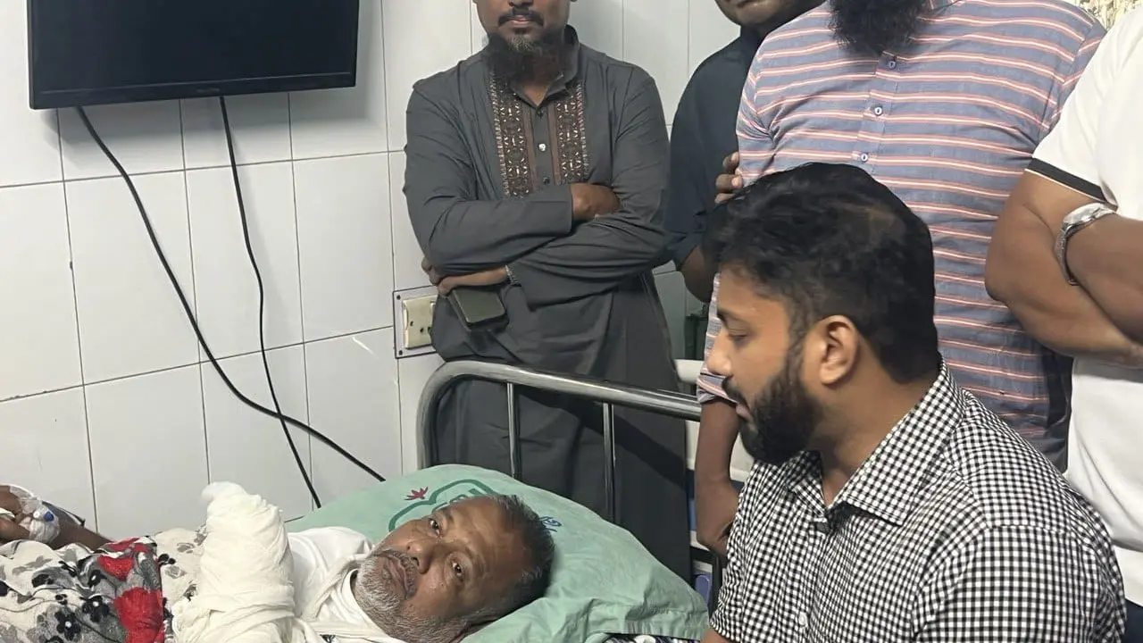 স্বেচ্ছাসেবক দলের সভাপতিকে দেখতে হাসপাতালে ইশরাক