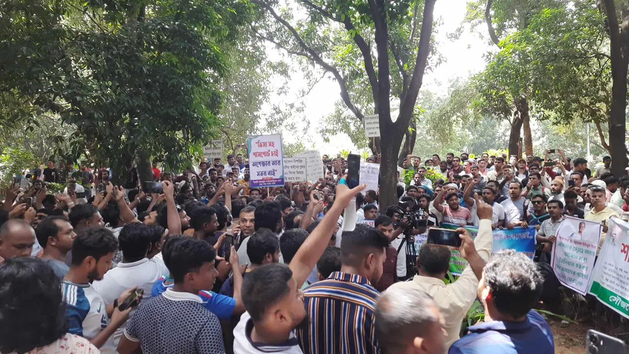 পাসপোর্টসহ ইতালির ভিসা দেওয়ার দাবি গমনেচ্ছুদের
