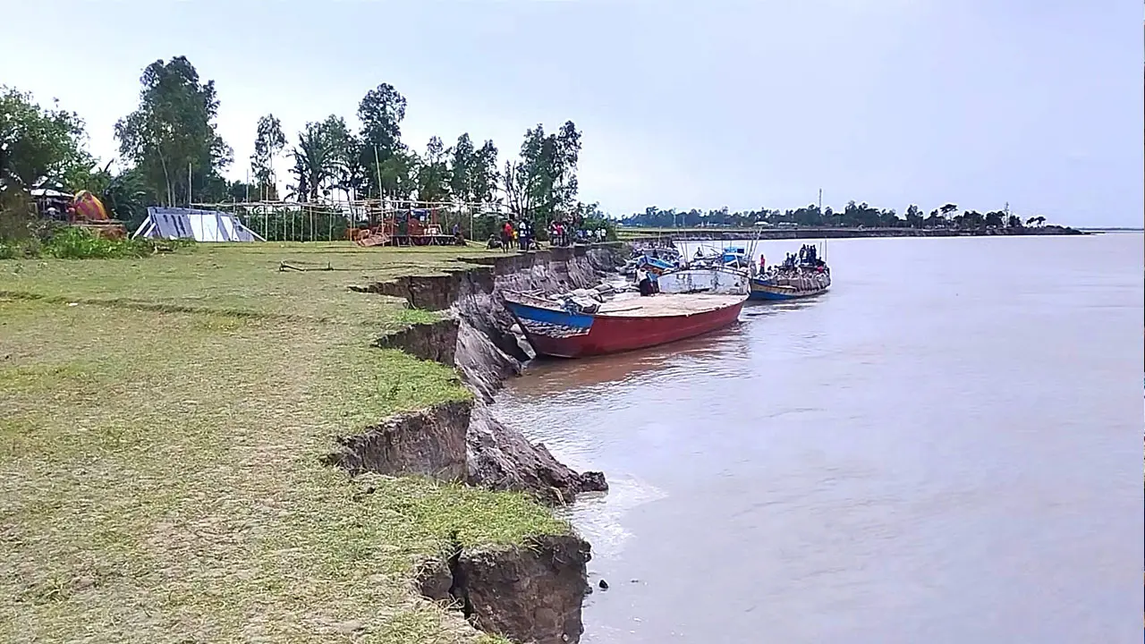 নেই স্থায়ী বাঁধ, ২ মাসে দেড়শ পরিবারের বাড়িঘর যমুনা নদীতে বিলীন