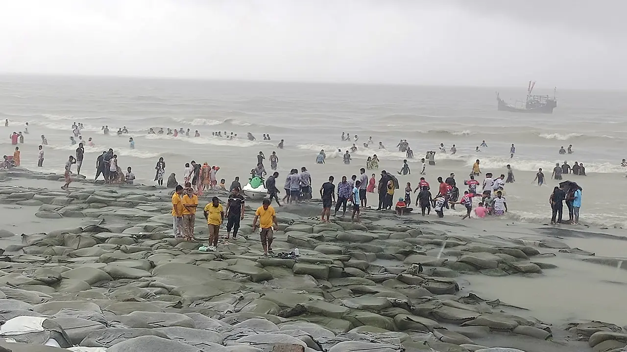 উত্তাল সমুদ্রে গোসলে মেতেছেন পর্যটকরা, নিরাপদে থাকতে মাইকিং