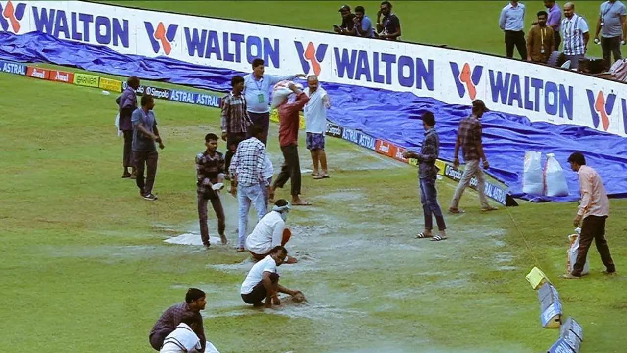 কানপুরের করুণ দশা, চট-কাপড়ে শুকানো হচ্ছে মাঠ 