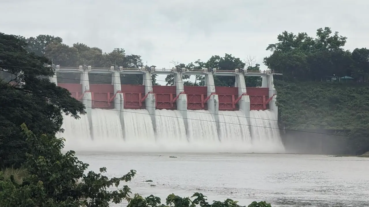 কাপ্তাই হ্রদের পানি কমাতে এবার জলকপাট খোলা হলো চার ফুট