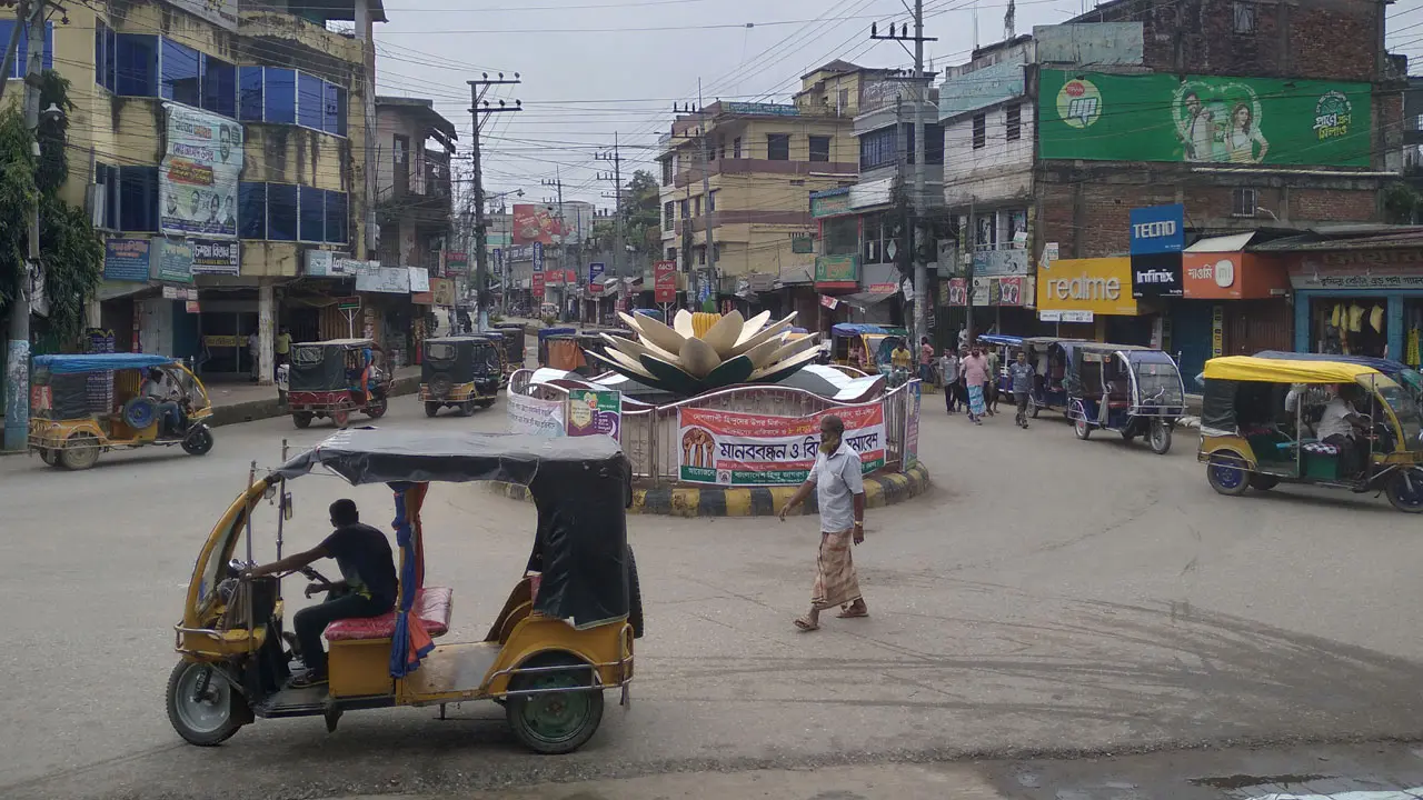 খাগড়াছড়িতে গাড়ি চলাচল সীমিত, সেনা পুলিশ বিজিবির টহল