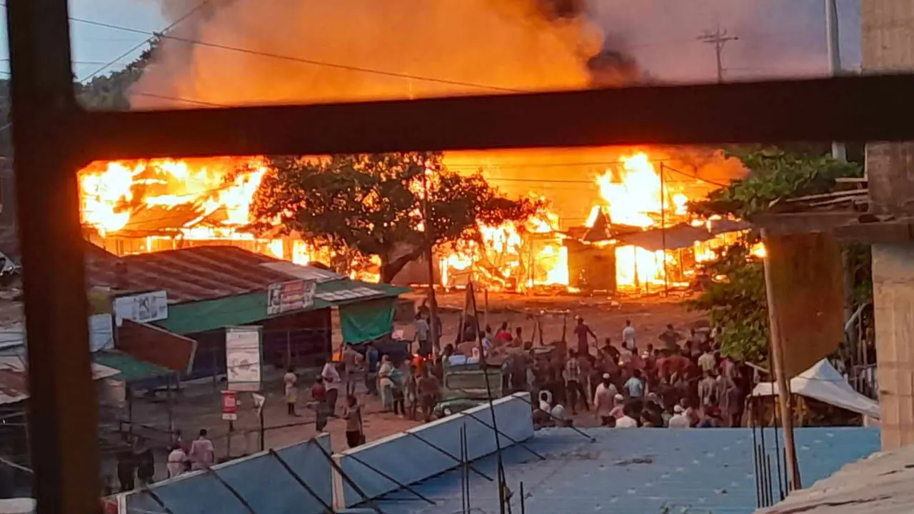 খাগড়াছড়িতে দুই পক্ষের বিরোধে বাজারে আগুন