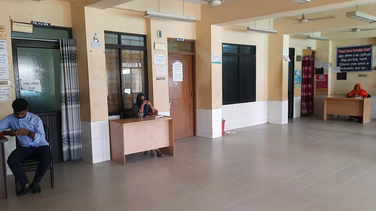 ৪১ চিকিৎসক অবাঞ্ছিত, সেবা বন্ধ খুলনা মেডিকেলে