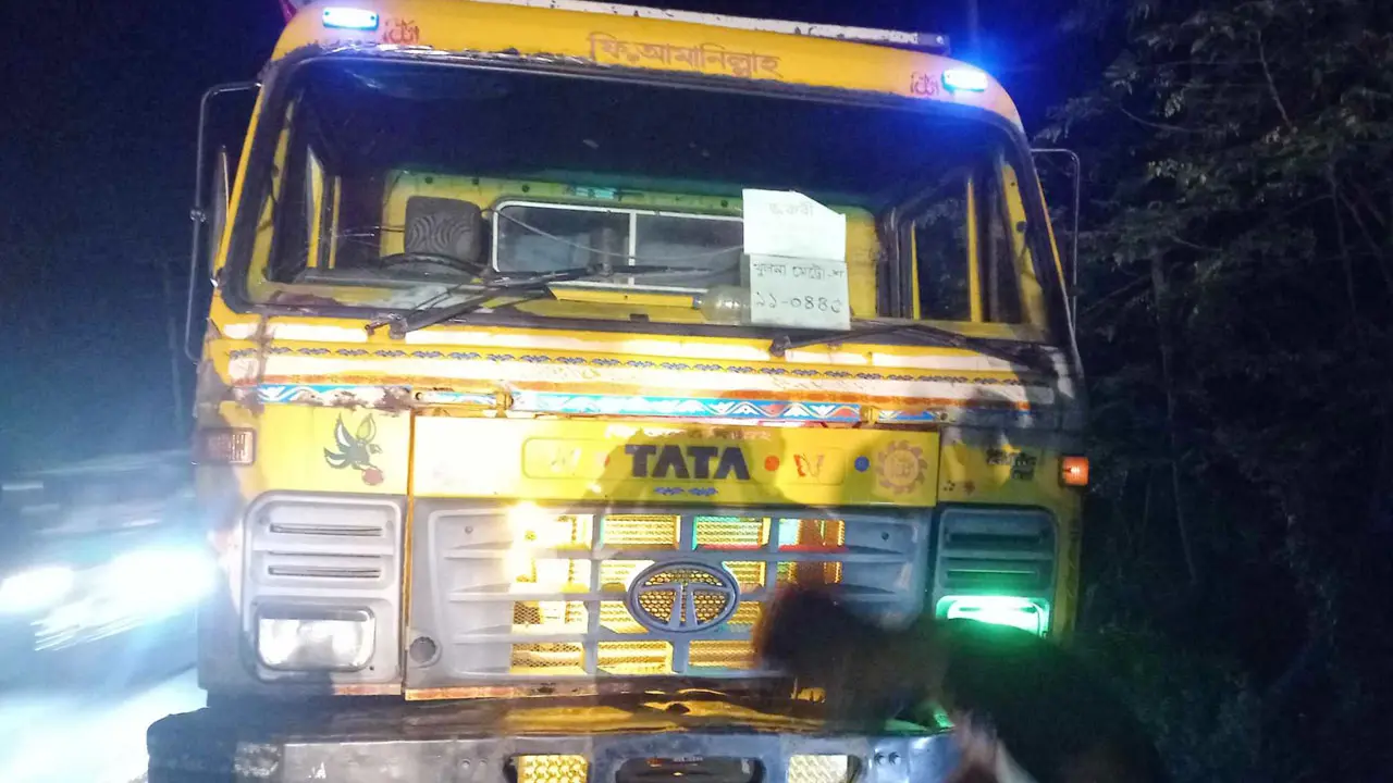 খুলনায় ট্রাকচাপায় নারী পুলিশ সদস্য নিহত